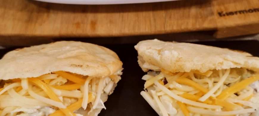 AREPAS DE POLLO Y AGUACATE(REINA PEPiADA)