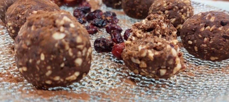 TRUFAS DE CHOCOLATE, DÁTILES, ARÁNDANOS Y FRUTOS SECOS