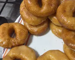 Step <p>Tras freír pinté con el glaseado cada rosquilla y dejé enfriar..</p><p><br></p><p>y DISFRUTA MUCHO!!!</p> illustration