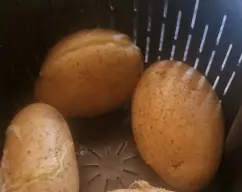 Step <p>Poner 4 o 5 patatas en el cestillo.</p><p>Reservar</p> illustration