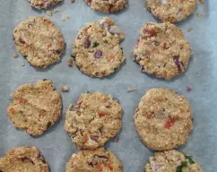 Step <p>Dividimos la mezcla en 12 porciones de aprox. 80 g c/u, le damos forma de hamburguesa y las colocamos en la bandeja de horno reservada.</p><p><br></p><p><br></p> illustration