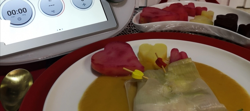 MERO EN PAPILLOTE CON CALABACIN Y PUERRO,CON CREMA DE VERDURAS