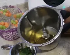 Step <p>Añadir al vaso la menta y dejar infusionar durante 10 minutos con el caso cerrado, después retirar la menta y agregar las hojas de gelatina bien escurridas y el azucar programar 5m/50°C /vel 2.</p><p>Vierta sobre las copas con el melon y deje enfriar con las copas ligeramente volcadas (tiene que estar muy fria y la gelatina cuajada</p> illustration