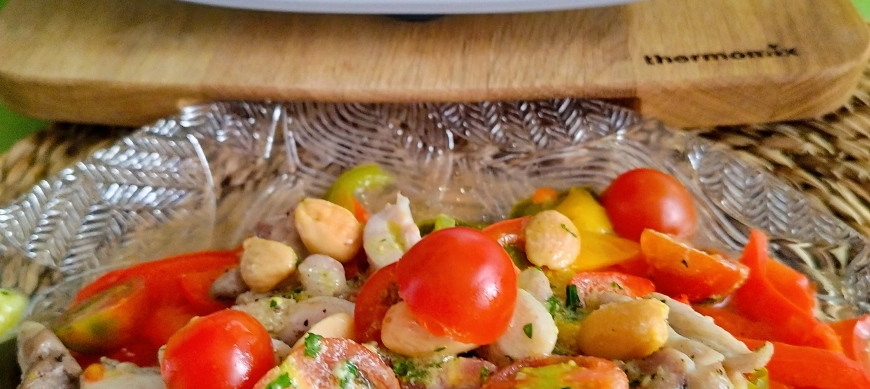 ENSALADA DE PIMIENTOS Y POLLO CON ALMENDRAS