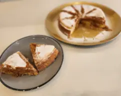 Step <p>Extendemos el hojaldre, ponemos el molde del bizcocho y cortamos a esa medida, pinchamos con un tenedor un poco para que no suba el hojaldre. Horneamos a 200 grados unos 15 minutos.</p><p>Sacamos del horno una vez transcurrido y pasamos a montar la torta.</p><p>Retiramos el papel de hornear, le ponemos encima el cabello de ángel y lo tapamos con el hojaldre, lo espolvoreamos con azúcar glass y adornamos con canela.</p> illustration