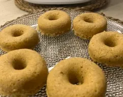 Step <p>Vierte la masa en el molde y asiéntala bien levantando solo un poquito y dejando caer el molde sobre la mesa con firmeza, dos o tres veces, enseguida quedará bien repartida.</p><p><br></p> illustration