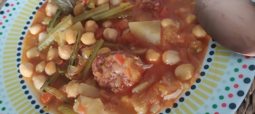 POTAJE DE GARBANZOS CON CHORIZO Y VERDURAS