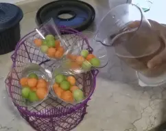 Step <p>Poner el agua en el vaso y calentar 5 m /100°C /vel1. </p><p>Mientras sumergir 4 hojas de gelatina en un bol en agua fría. </p> illustration