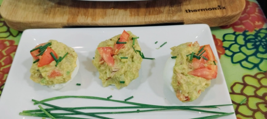 HUEVOS RELLENOS DE AGUACATE Y ATÚN