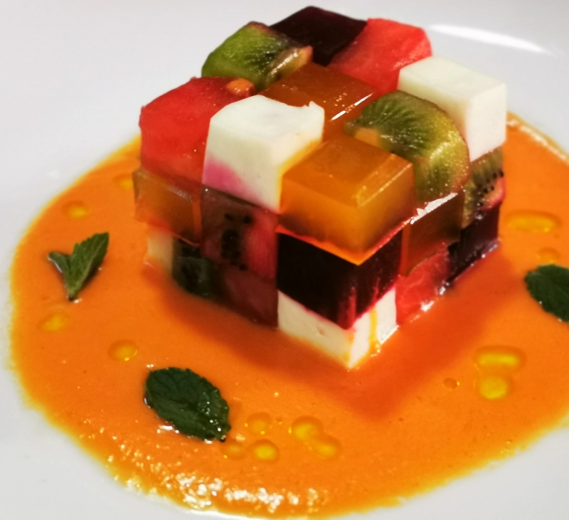 Salmorejo de sandia y tomate en cubo de Rubik
