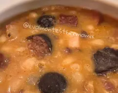 Step <p><span style="font-weight: normal;">Añadir el chorizo, la morcilla y la </span><span style="font-weight: 400;">pancita</span><span style="font-weight: normal;"> </span><span style="font-weight: 400;">ahumada</span><span style="font-weight: normal;"> cortados en trozos, l</span><span style="font-weight: normal;">a cebolla reservada, el pimentón, la sal y el agua.</span></p><p><span style="font-weight: normal;">Seleccionamos manualmente el modo COCCION LENTA deslizando el dedo por la pantalla hacia la izquierda.</span></p><p><span style="font-weight: normal;">Programar</span> 5 horas/98º/coccion lenta.</p> illustration