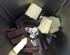 Step <p>Ponemos el chocolate y la mantequilla en el vaso y programamos 5 seg/ vel 10.</p><p>Mientras forramos una bandeja con papel de hornear.</p> illustration