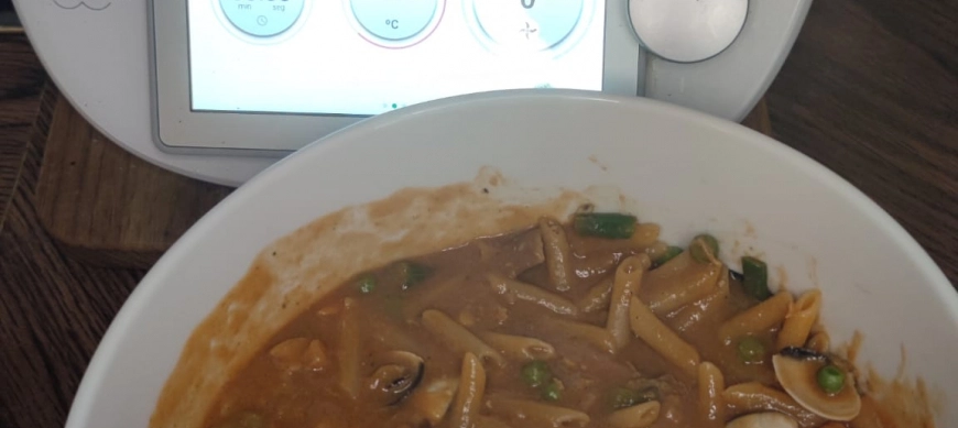 "Delicioso festín marino en 17 minutos: Pescado, verduras y pasta al instante con Thermomix"