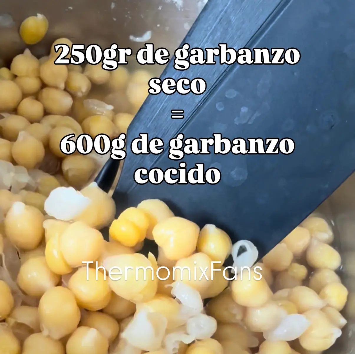Step Añada los garbanzos hidratados y escurridos al vasos
Programe 20 min/100°C/giro inverso/vel cuchara.
Después, inicie el MODO. Cocción lenta Õ/2 h 30 min/98°C. Retire del vaso y utilice a su conveniencia. illustration