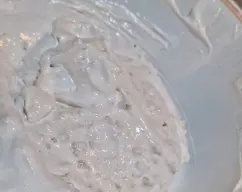 Step <p>Retire la Mariposa y agregue el merengue al bol que tenemos con lo granitos de almendras, mezclelo con la espátula delicadamente.</p> illustration