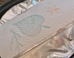 Step <p>volcar sobre el molde preparado, cubrir con papel Aluminio y papel de cocina.</p> illustration