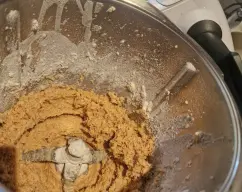 Step <p>Precaliente el horno a 180º</p><p>Poner en el vaso, el azúcar y la mantequilla fría a taquitos.</p><p>Mezclar 20 s/v4. </p> illustration