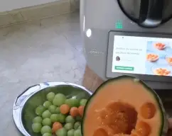 Step <p>Quitar las pipas del melon, y con un sacabolas hacer bolitas pequeñas, </p><p>Repartir en copas y dejar ligeramente inclinadas (resevar en el frigorífico) </p> illustration