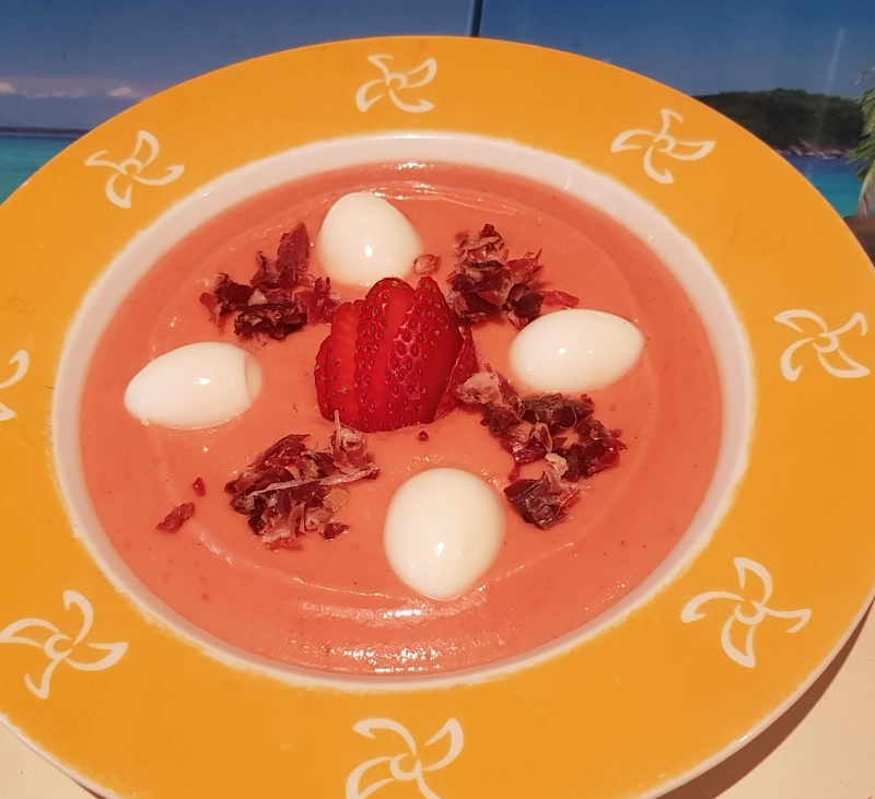 GAZPACHO DE FRESA CON HUEVOS DE CODORNIZ.