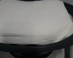 Step <p>Ponemos en el vaso el agua. Situamos el molde corazón en el cestillo y lo introducimos en el vaso. Colocamos el recipiente varoma en su posición con el otro molde, colocamos 2-3 hojas de papel de cocina, tapamos, programamos 60 minutos/varoma/velocidad cuchara.</p> illustration