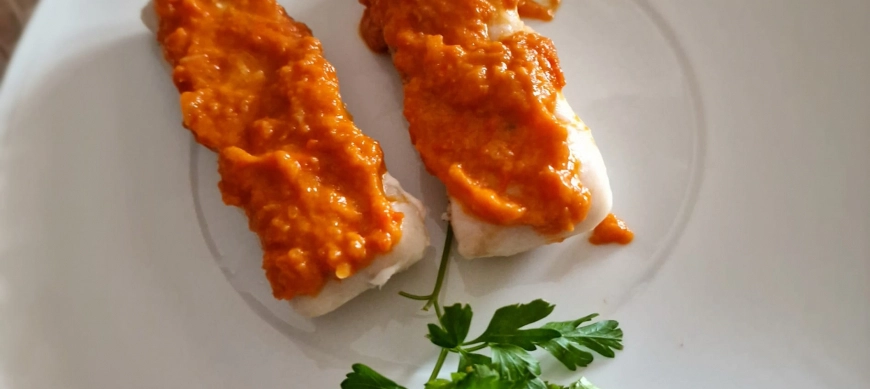 MERLUZA EN SALSA DE PIMIENTOS ROJO