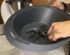 Step <p>En el Recipiente varoma... Añadimos los garbanzos y las verduras a trozos.. puedes colocar la mariposa para mejor circulación del aire....</p> illustration