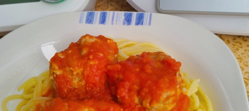ESPAGUETIS Y ALBONDIGAS CON SALSA DE TOMATE