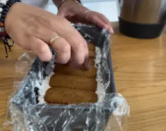 Step <p>Alisamos la mezcla y ponemos encima otra tanda de galletas Lotus. Lo guardamos en el congelador un mínimo de 8 horas. A la hora de servir nos va a facilitar las galletas el corte, porque iremos cortando a la medida de la galleta.</p> illustration