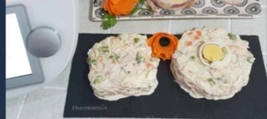 MENU EN TRES NIVELES CON THERMOMIX:CARRILLERAS EN SALSA,CON PATATAS ARRUGADAS,VERDURAS PARA ENSALADILLA Y PECHUGAS DE POLLO RELLENAS DE HUEVOS DUROS Y LONCHASDE BEICON