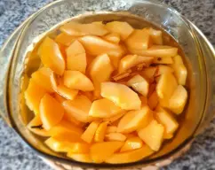 Step <p>Añadimos al cestillo el membrillo cortado en gajos y pelado</p> illustration