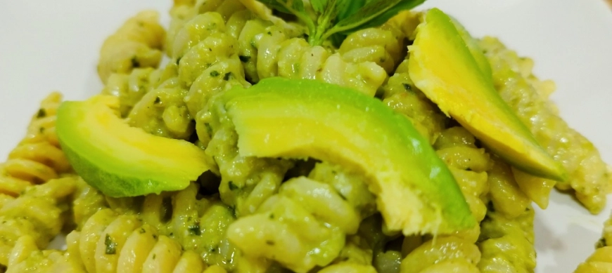 PASTA CON PESTO DE NUECES Y AGUACATE