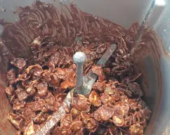 Step <p>Ponemos la mariposa y mezclamos 2min/ giro inverso/ vel.1. Mientras vamos agregando por el bocal los copos de maíz .</p><p>Con una cuchara, vamos incorporando a la bandeja preparada, pequeñas porciones, dejamos enfriar en el frigorífico y servimos.</p><p>Un bonito emplatado y quedarás genial.</p> illustration