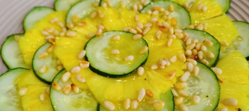 CARPACCIO DE PEPINO Y PIÑA CON VINAGRETA DE MIEL