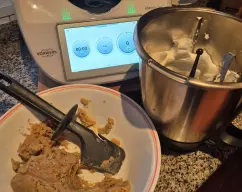 Step <p>Ponemos en el vaso, la canela y el clavo y trituramos 30 Segundos velocidad 7, Añadimos 75 grm- de azúcar y repetimos la operación . (AsíA queda totalmente molido)</p> illustration