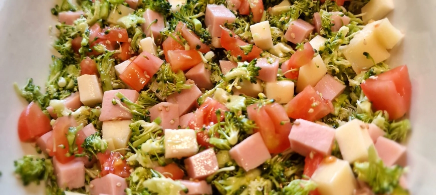 ENSALADA DE BRÓCOLIS, PAVO Y QUESO EN THERMOMIX