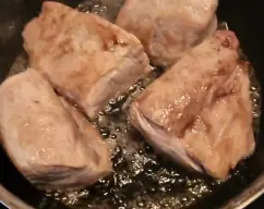 Step <p>Cortamos el lomo en 4 trozos, primero en vertical y después horizontal, limpiamos bien de grasa y reservamos.</p> illustration