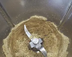 Step <p>Ponemos en el vaso 100 g de pistachos y las almendras y pulverizamos 15 seg/ vel 10.</p><p>Retiramos a un bol.</p><p><br></p> illustration