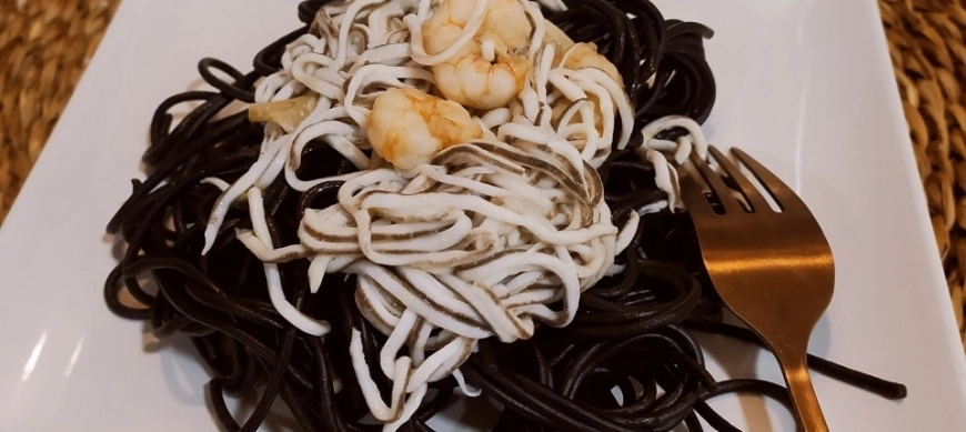 PASTA NEGRA CON GULAS Y GAMBAS CON THERMOMIX
