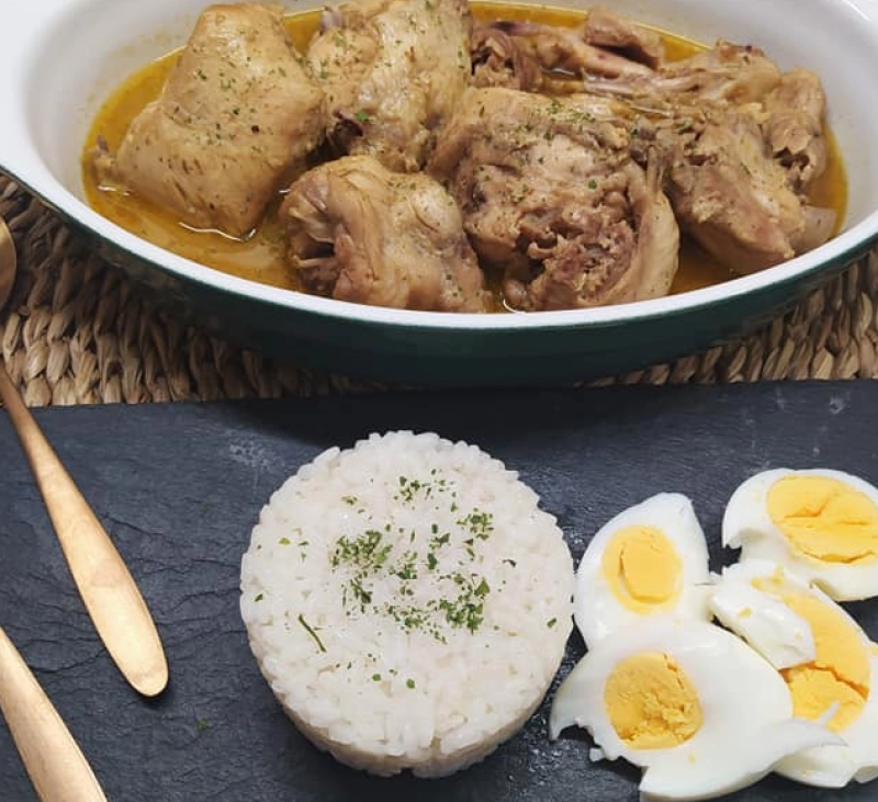 POLLO EN SALSA CON ARROZ BLANCO EN VAROMA