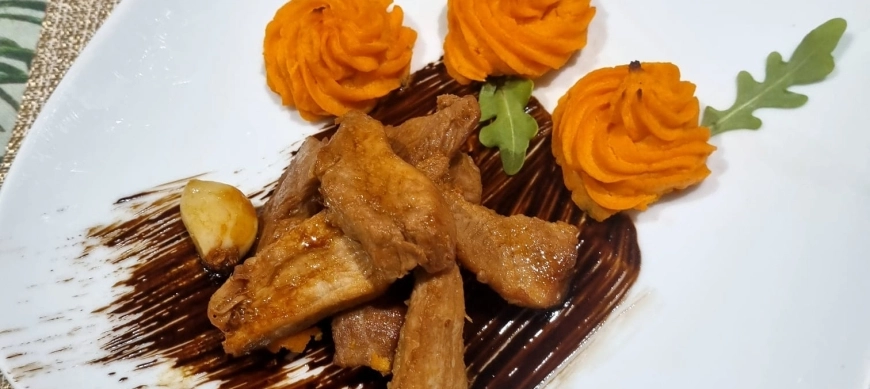 SECRETO IBERICO CON ROSETAS DE BATATA AL FOEI EN THERMOMIX®