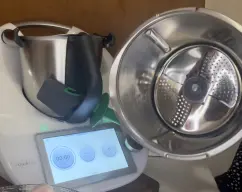 Step <p>Colocamos el cubre cuchillas e introducimos en el vaso toda la carne y los hueso salados ( Previamente lavados retirando la sal ) </p><p>Llenamos de agua hasta la línea de Max</p><p>Sino tienes este accesorio puedes introducir la carne en el cestillo </p> illustration