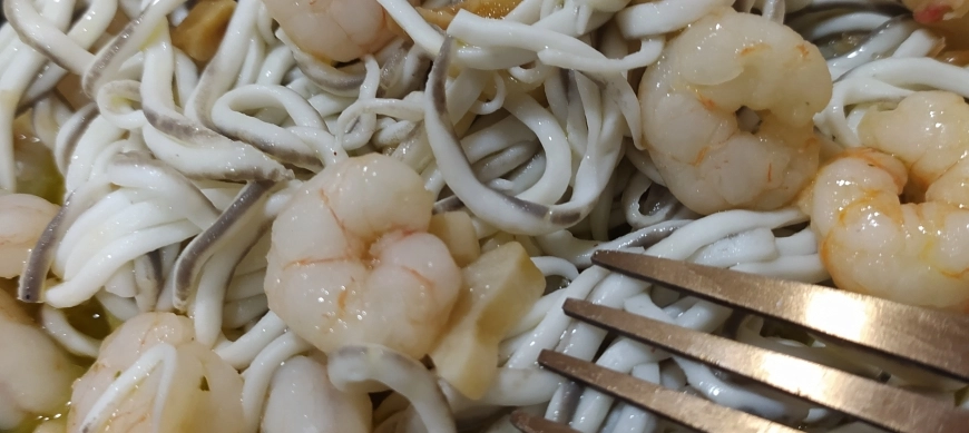 Gulas y gambas al ajillo