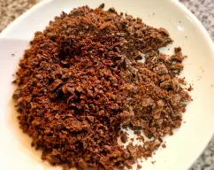 Step <p>Con el vaso muy seco , en el modo picar ralle el chocolate en el modo grueso.</p><p>Retire a un bol.</p><p>Repita igual con las nueces.</p> illustration