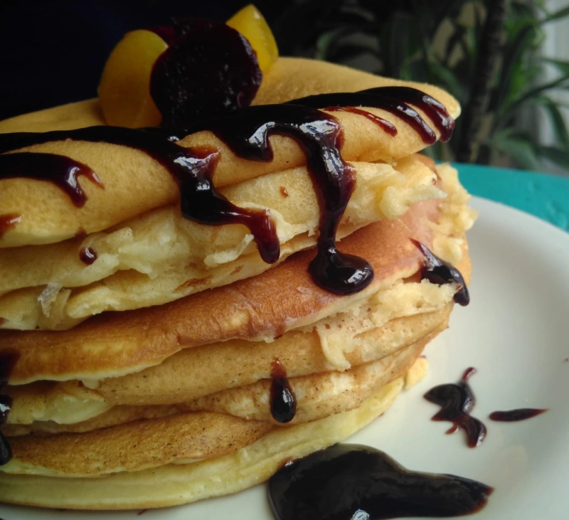 Tortitas americanas con sirope de chocolate.