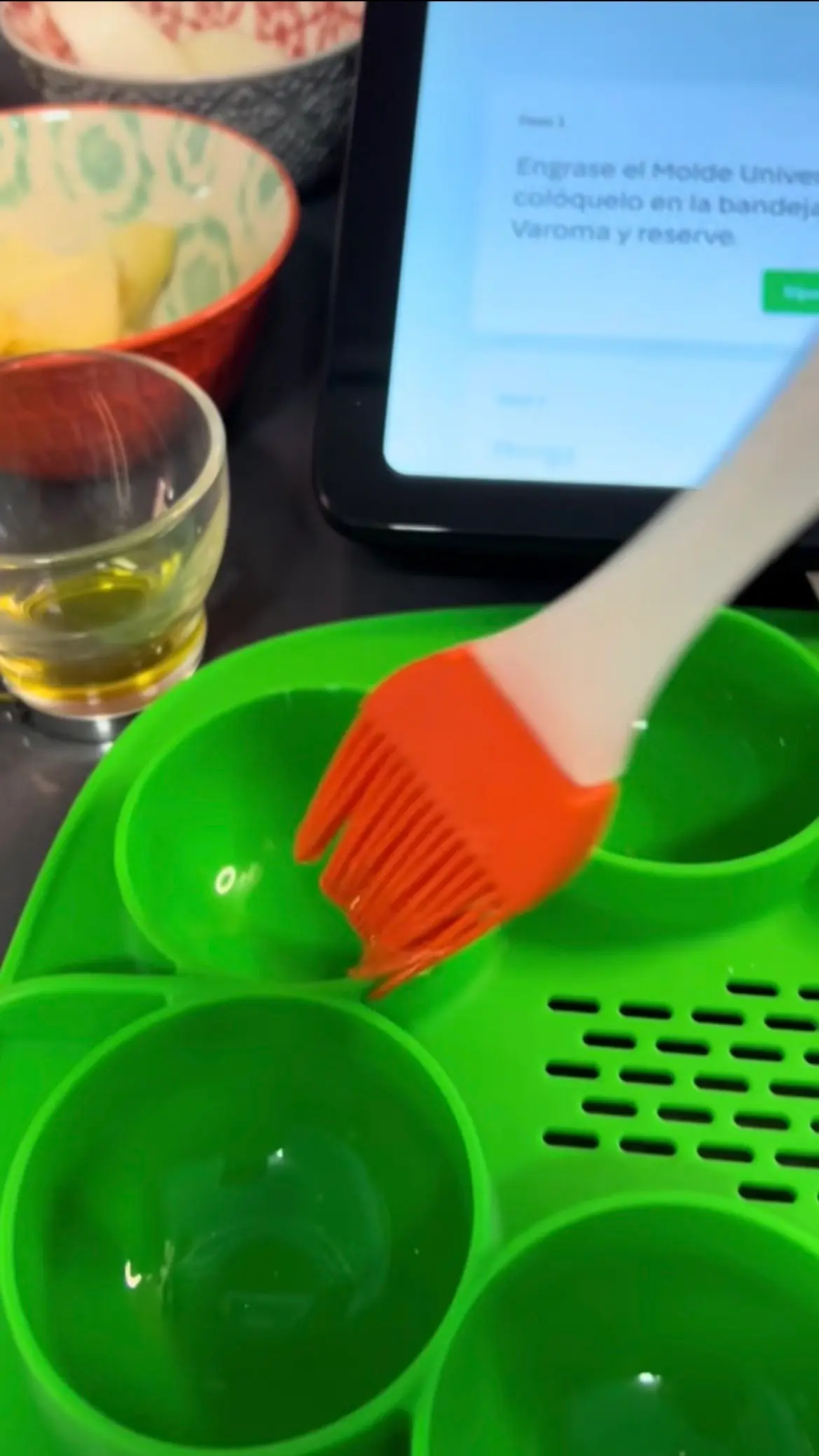 Step 1. Engrasar el Molde Universo, colocar en la bandeja Varoma y reservar. illustration