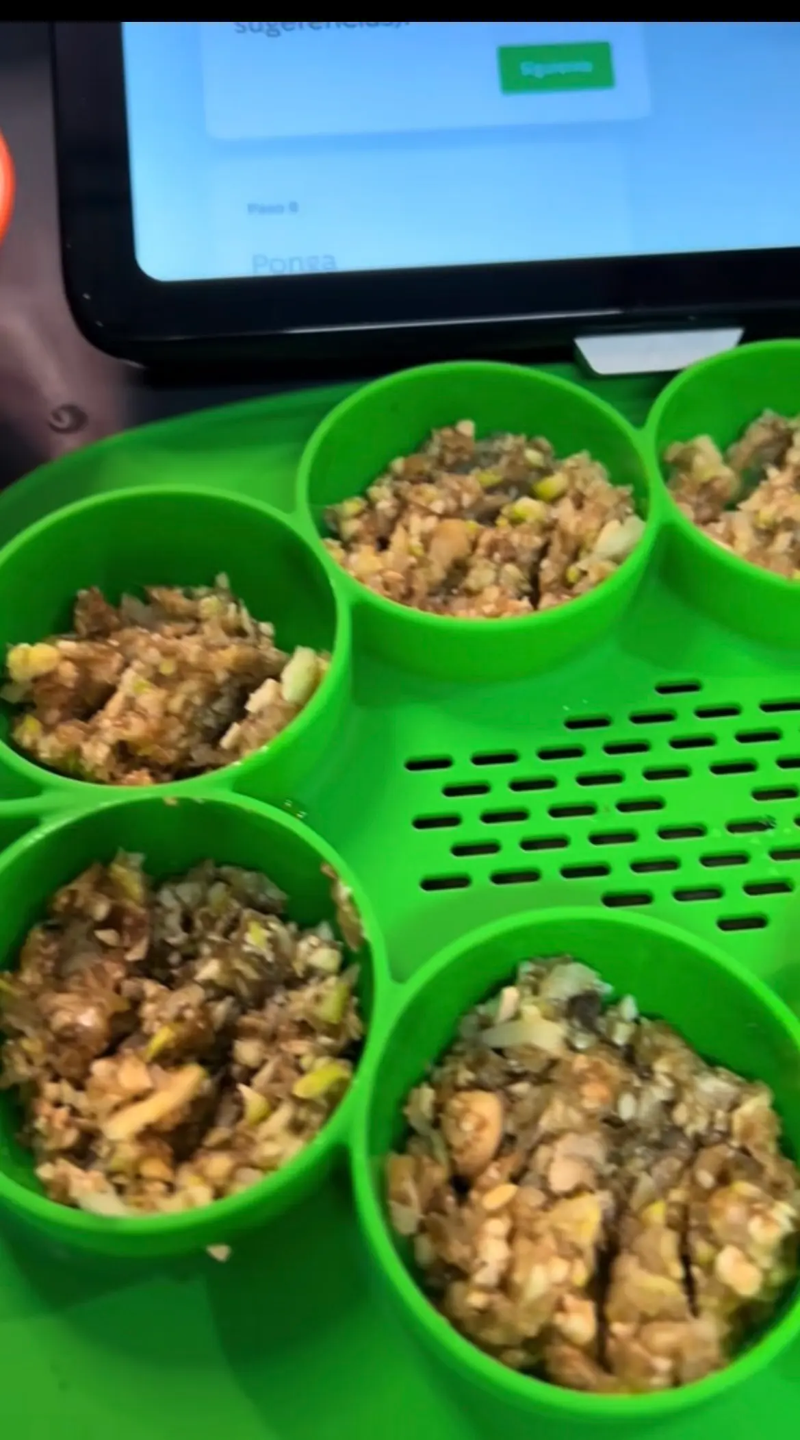 Step 3. Vaso: champiñones, brócoli, calabacín y chalota o cebolla.
Trocear 3 seg/Vel.5.
Repartir la mezcla en los huecos del Molde Universo y distribuir por encima el salmón ahumado a trozos. illustration