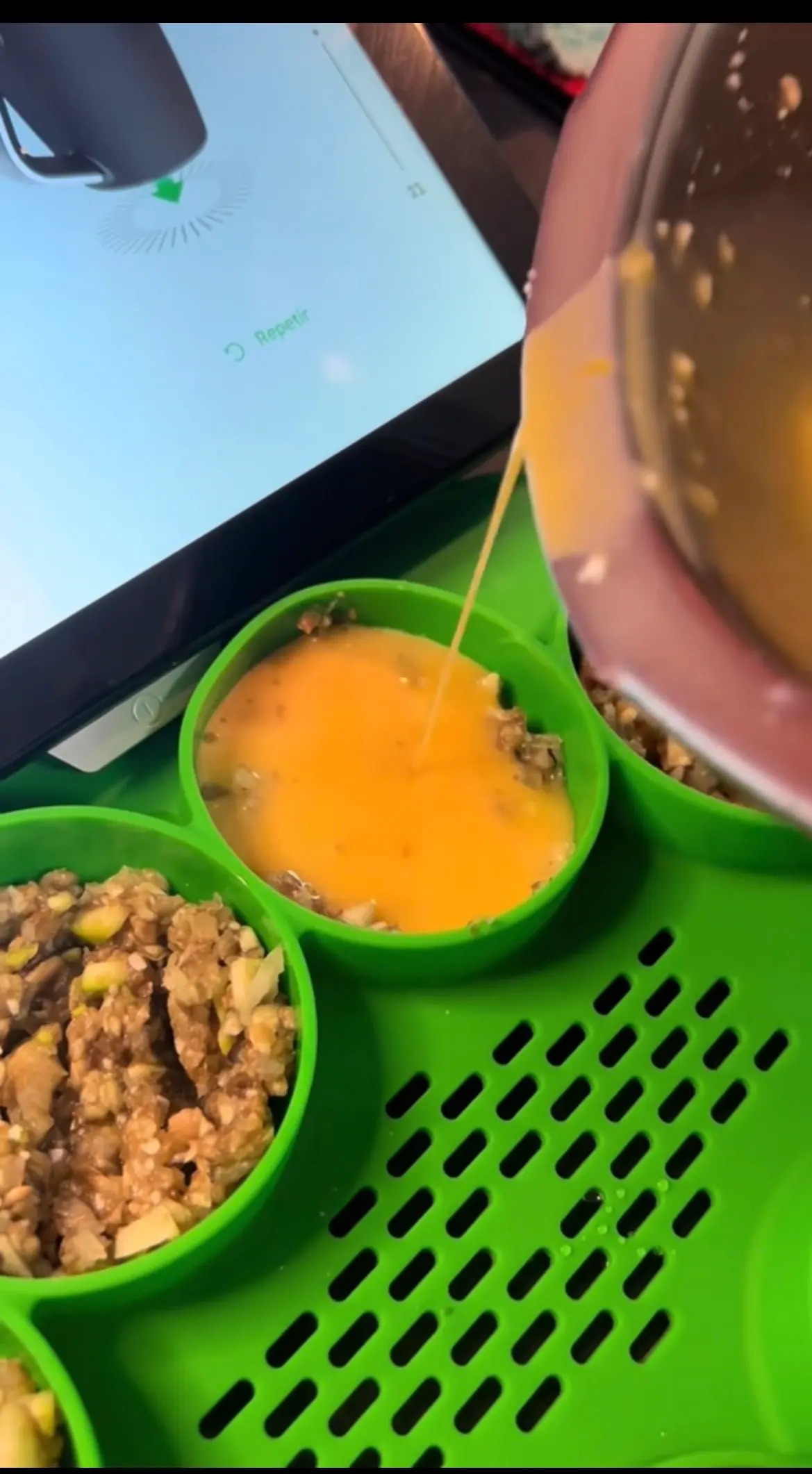 Step 4.Vaso: huevos, leche, queso reservado, sal y pimienta.
Mezclar 10seg/giro inverso/Vel4.
Distribuir la mezcla sobre las verduras y el salmón.
Aclarar el vaso. illustration