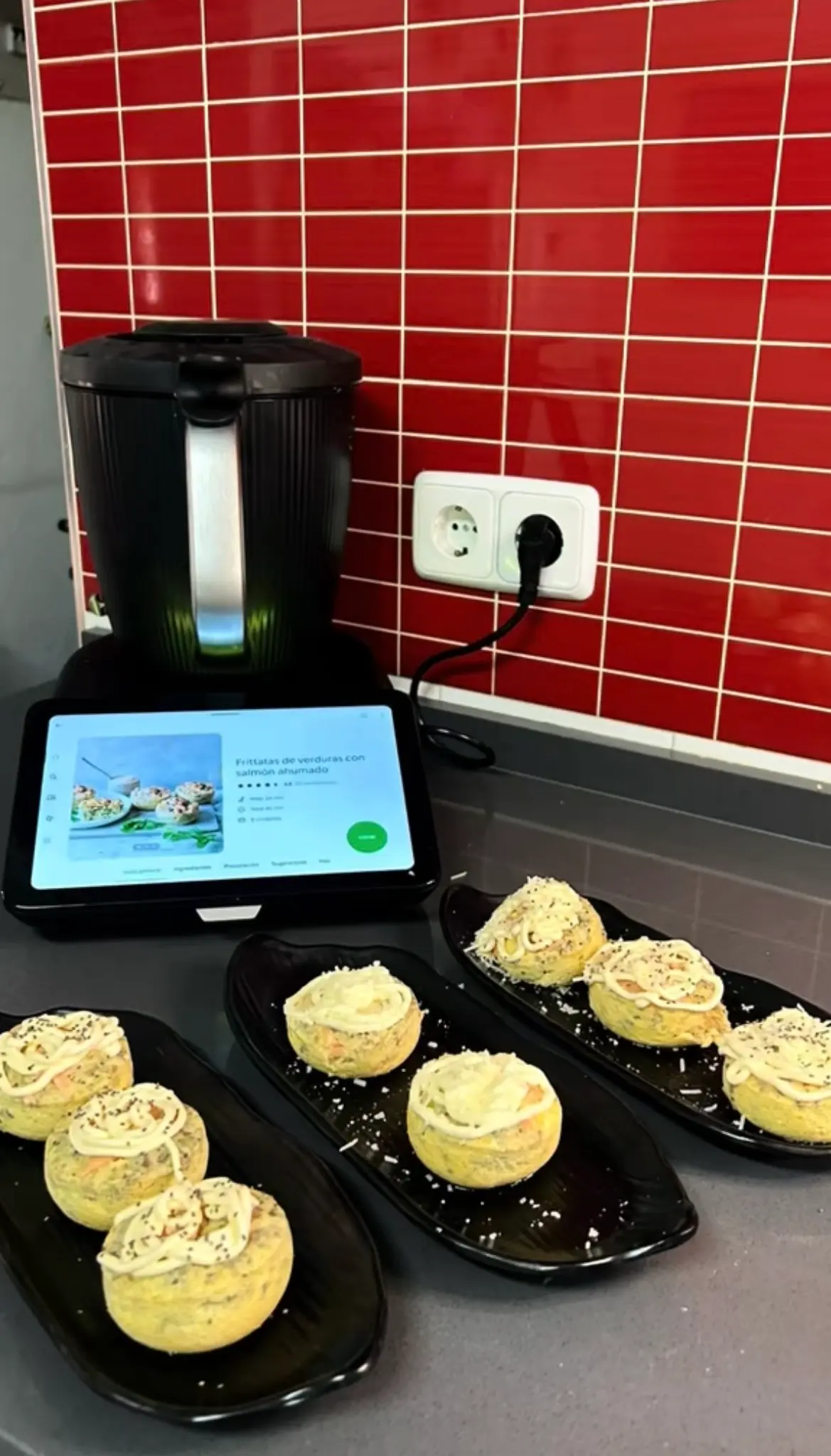 Step 6. Decorar la frittatas con mayonesa Sriracha, semillas de sésamo negra o chía. illustration