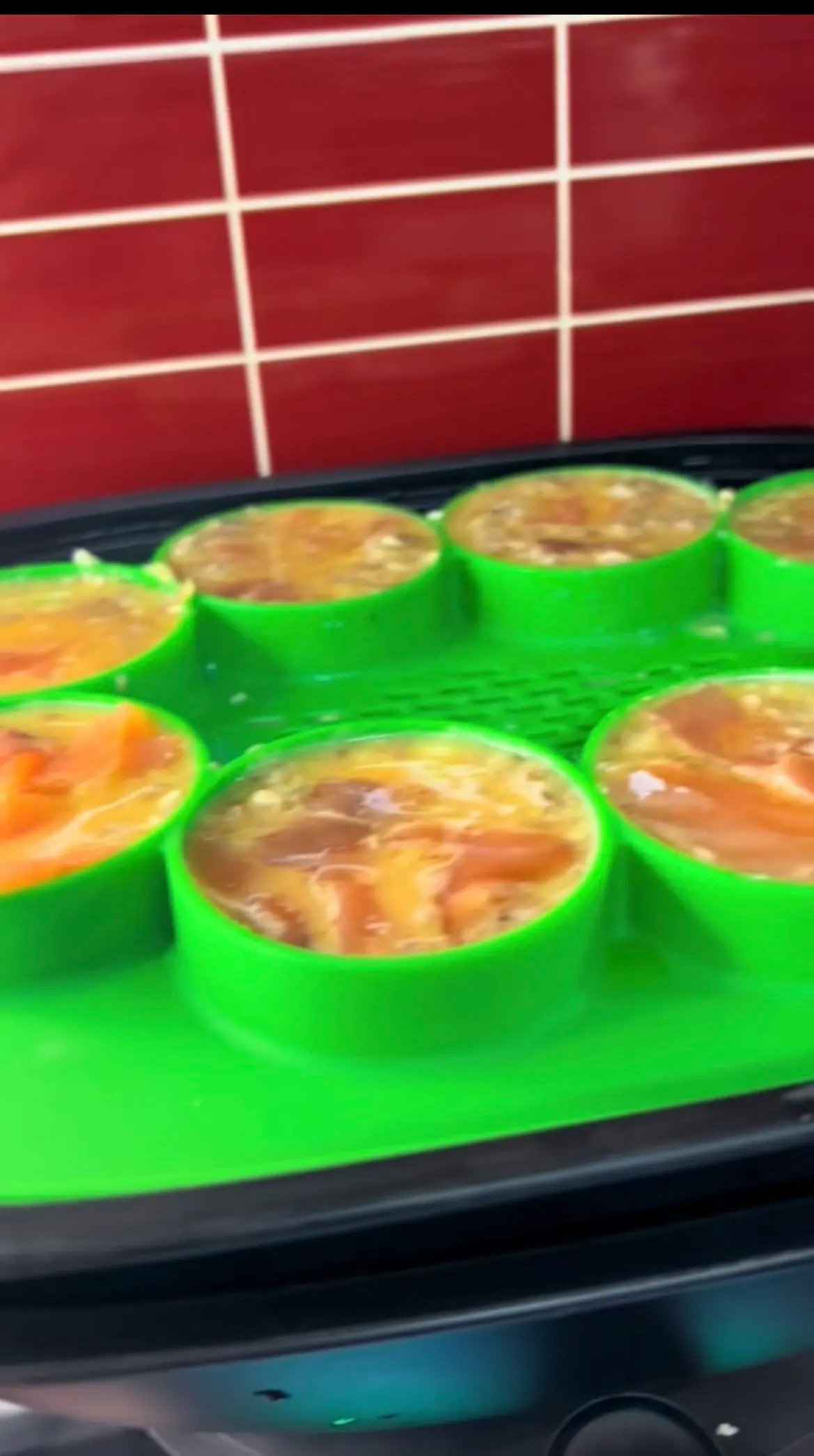 Step 5. Echar el agua en el vaso y situar el recipiente varoma en su posición. Colocar la bandeja con el molde, tapar Varoma e iniciar 22min/Varoma/Vel.1.
Retirar Varoma, dejar enfriar 10 mints y desmoldar con la ayuda de una cuchara. illustration