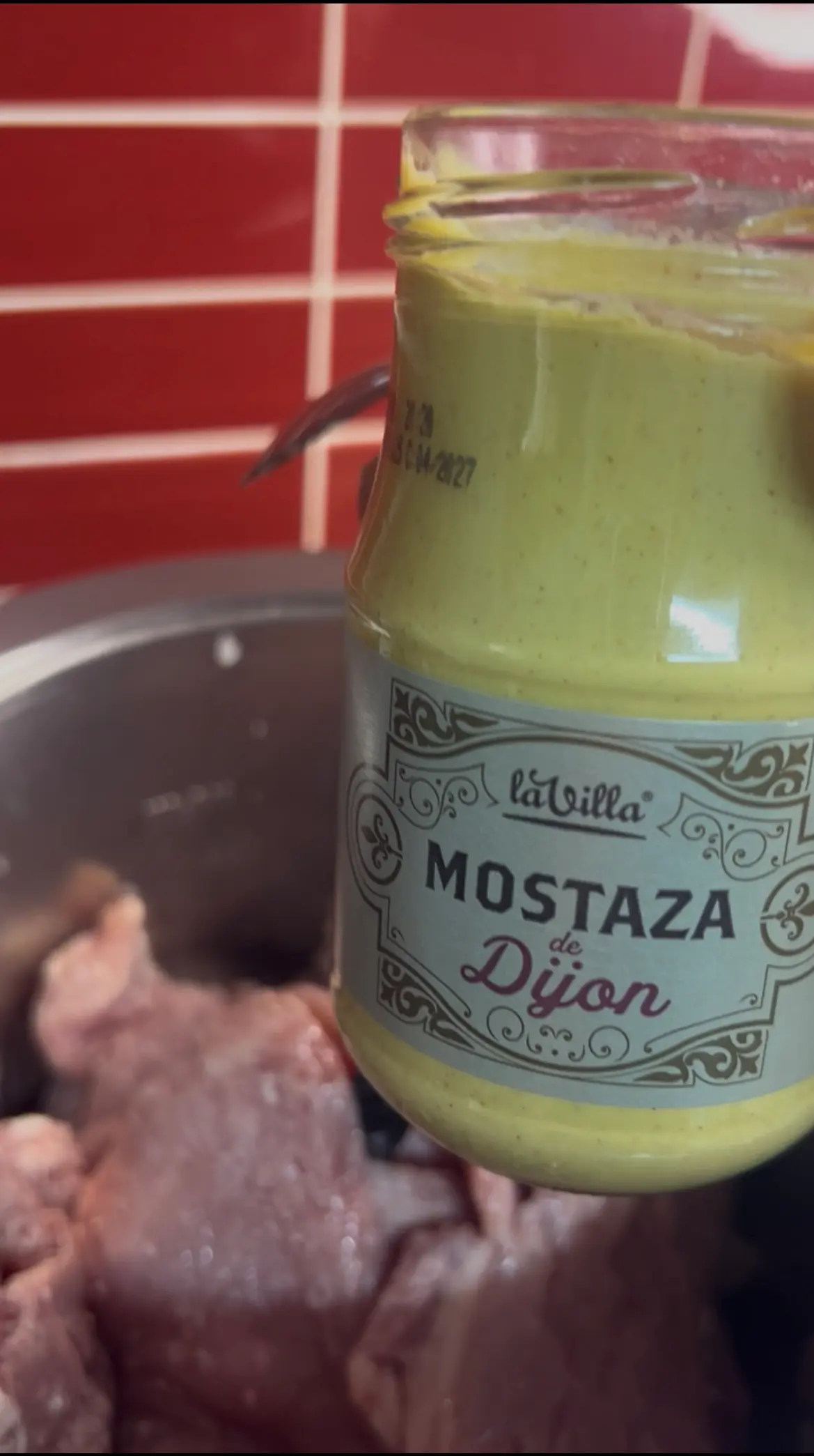 Step 5. Colocar la mariposa, añadir la carne reservada, echar vino, mostaza, caldo y pimentón.
Colocar varoma con el arroz y cocinar 30min/Varoma/giro inverso Vel.1. illustration